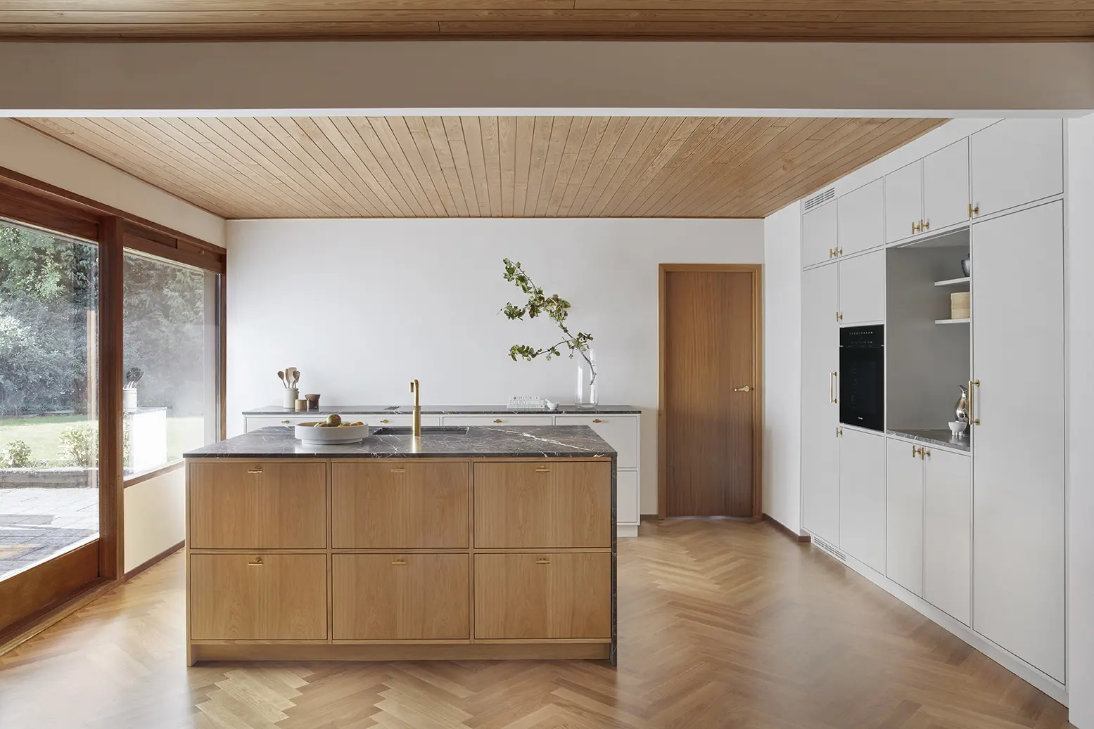 Pleje af dit snedkerkøkken: En guide til varige materialer, levende karakter og tidløs skønhed